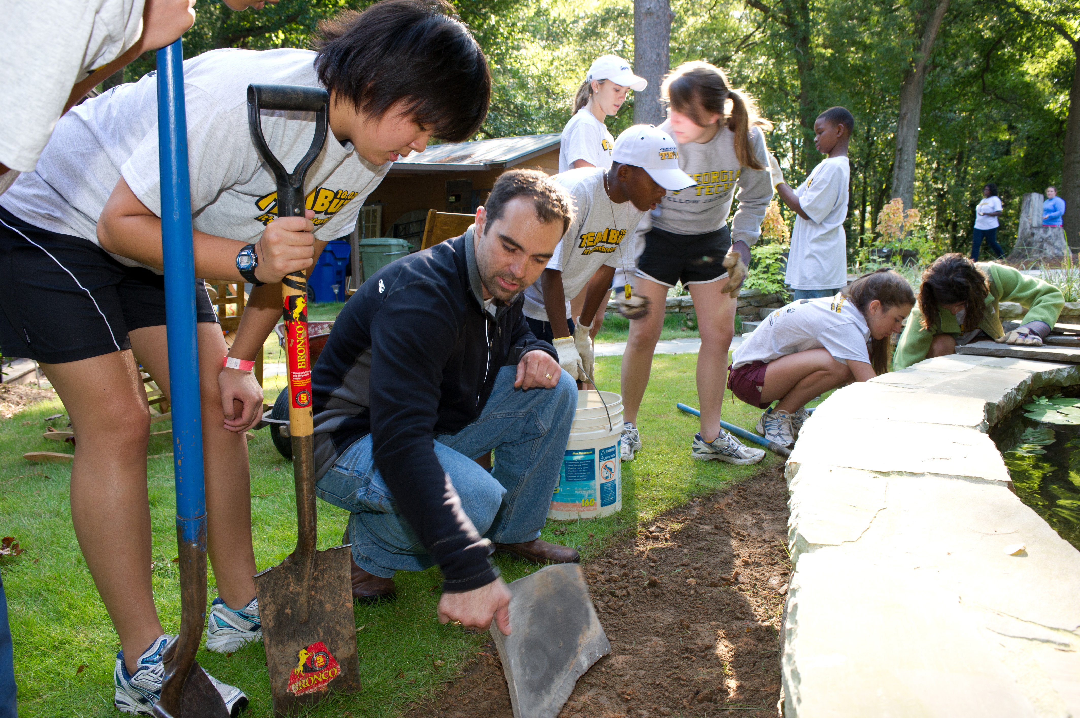Students, faculty, and staff work together at Bright Futures on Atlanta’s Westside. The annual TEAM Buzz Service Day typically draws more than 2,000 faculty, staff, students and alumni. 