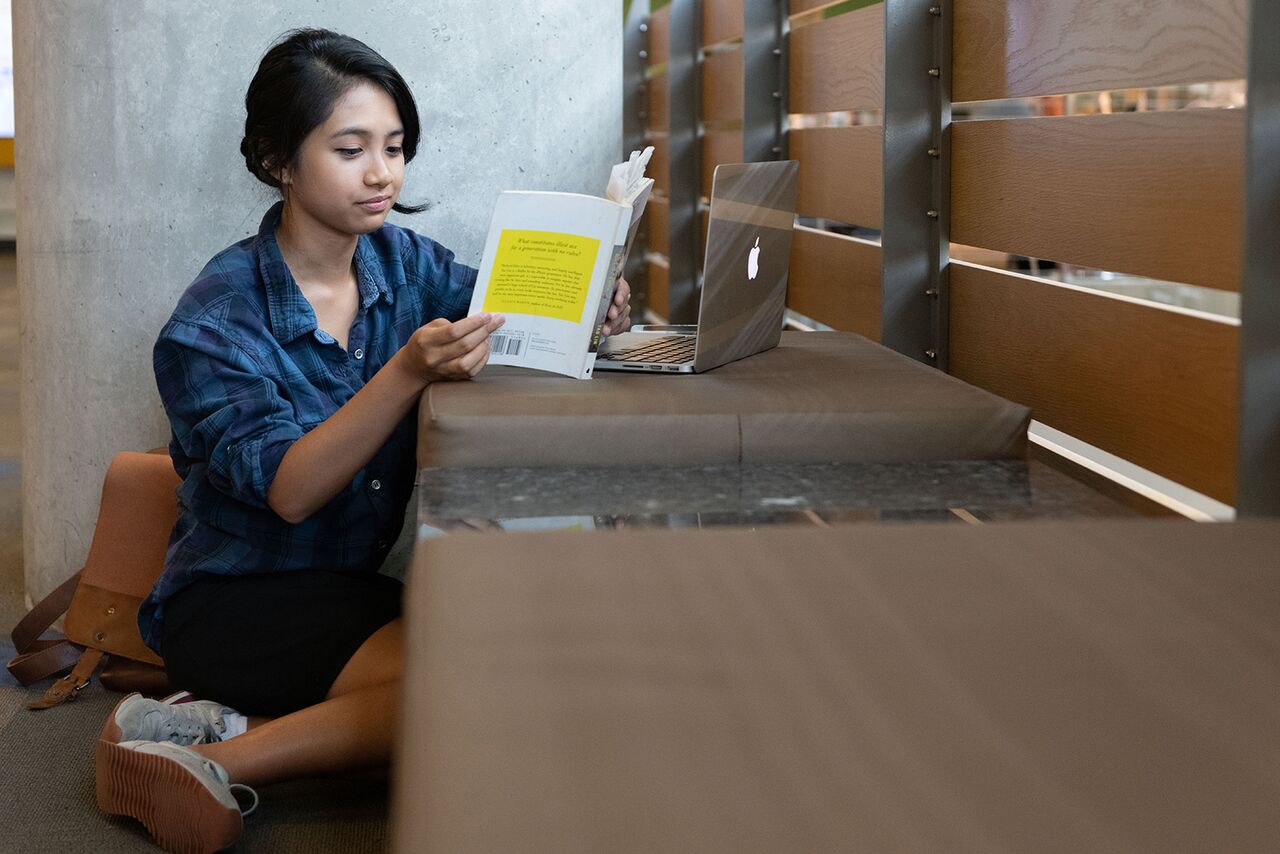 Cayla Marie Vinzons found a quiet spot to read. 