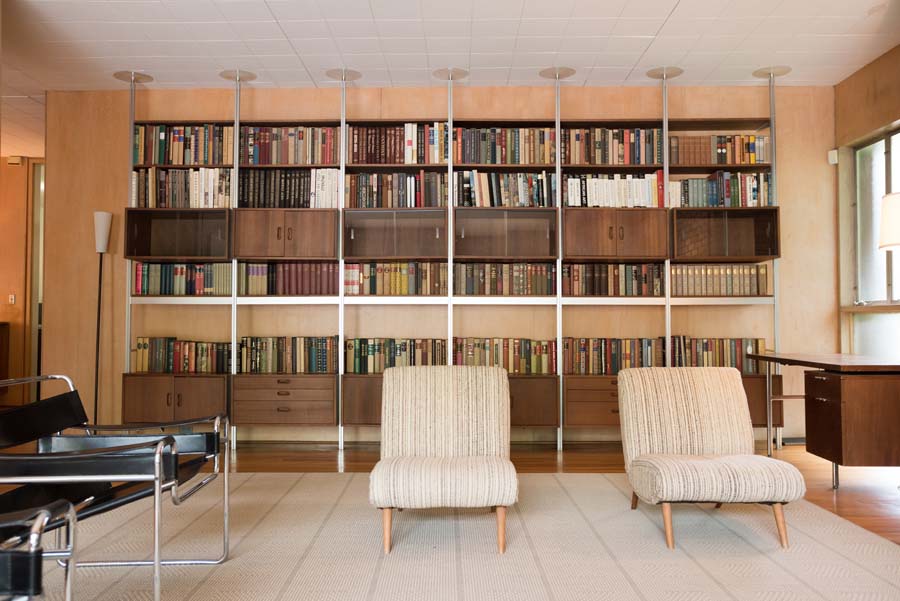 Heffernan transformed the house into an international-style residence. The living room has a library of books on architecture, art, literature, and history.