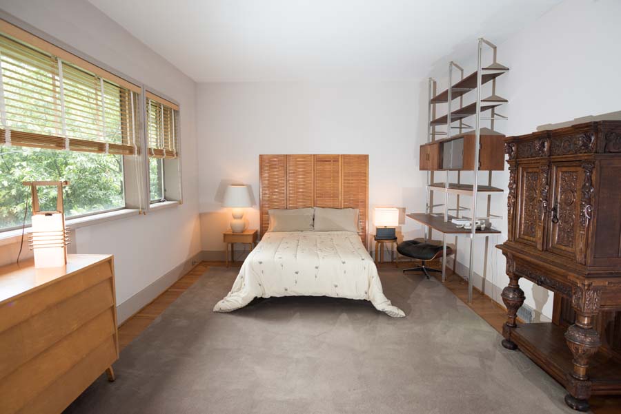 Heffernan transformed the house into an international-style residence. The living room has a library of books on architecture, art, literature, and history.