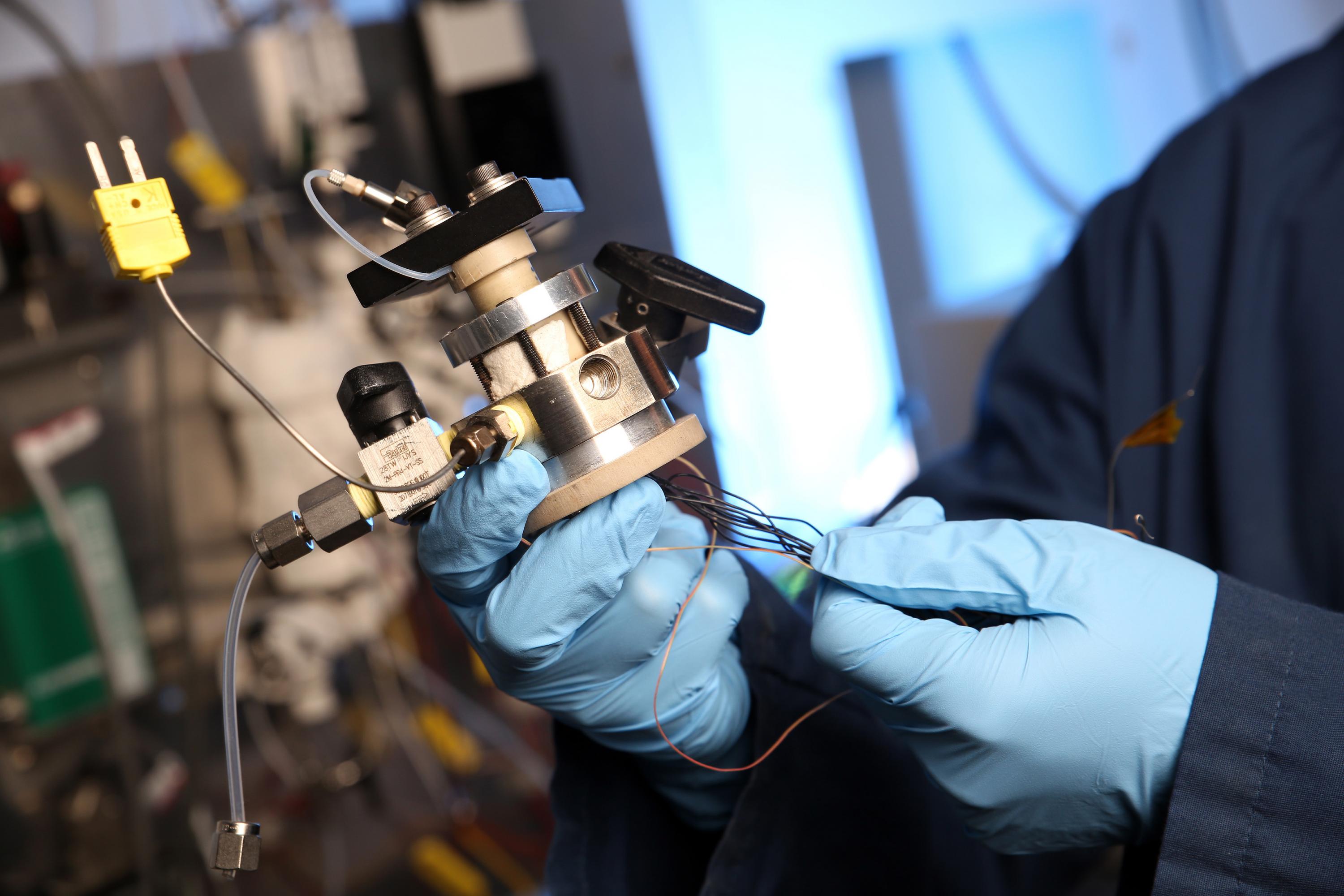 Georgia Tech researchers have demonstrated a CHAMP reactor, which uses the four-stroke engine cycle to create hydrogen while simultaneously capturing carbon dioxide emission. (Credit: Candler Hobbs, Georgia Tech)