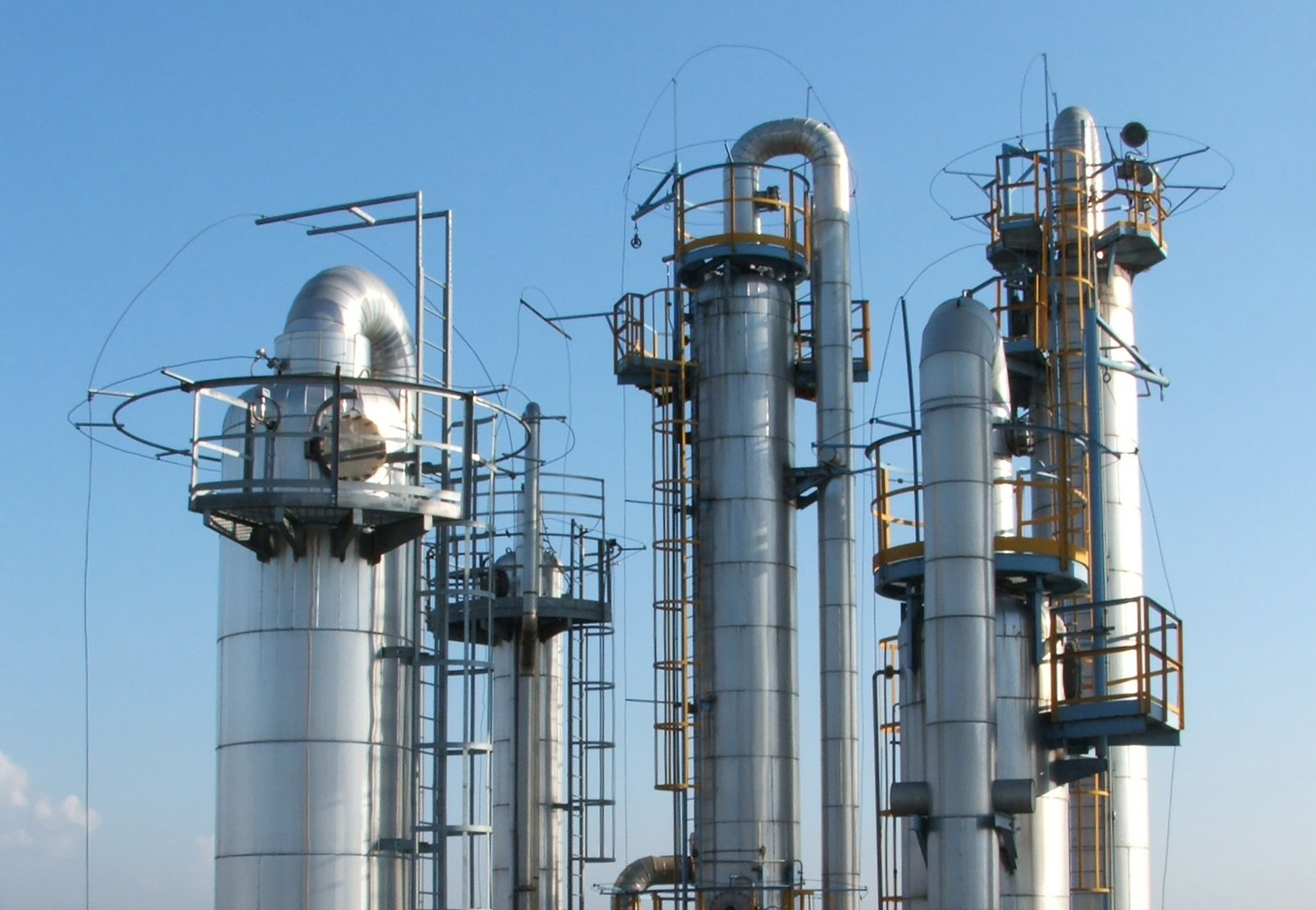Thermally-based industrial chemical separation processes such as distillation now account for 10 to 15 percent of the world’s annual energy use. Shown is an industrial distillation facility in which chemicals are separated according to their boiling points. (Credit: Luigi Chiesa, Wikimedia Commons)