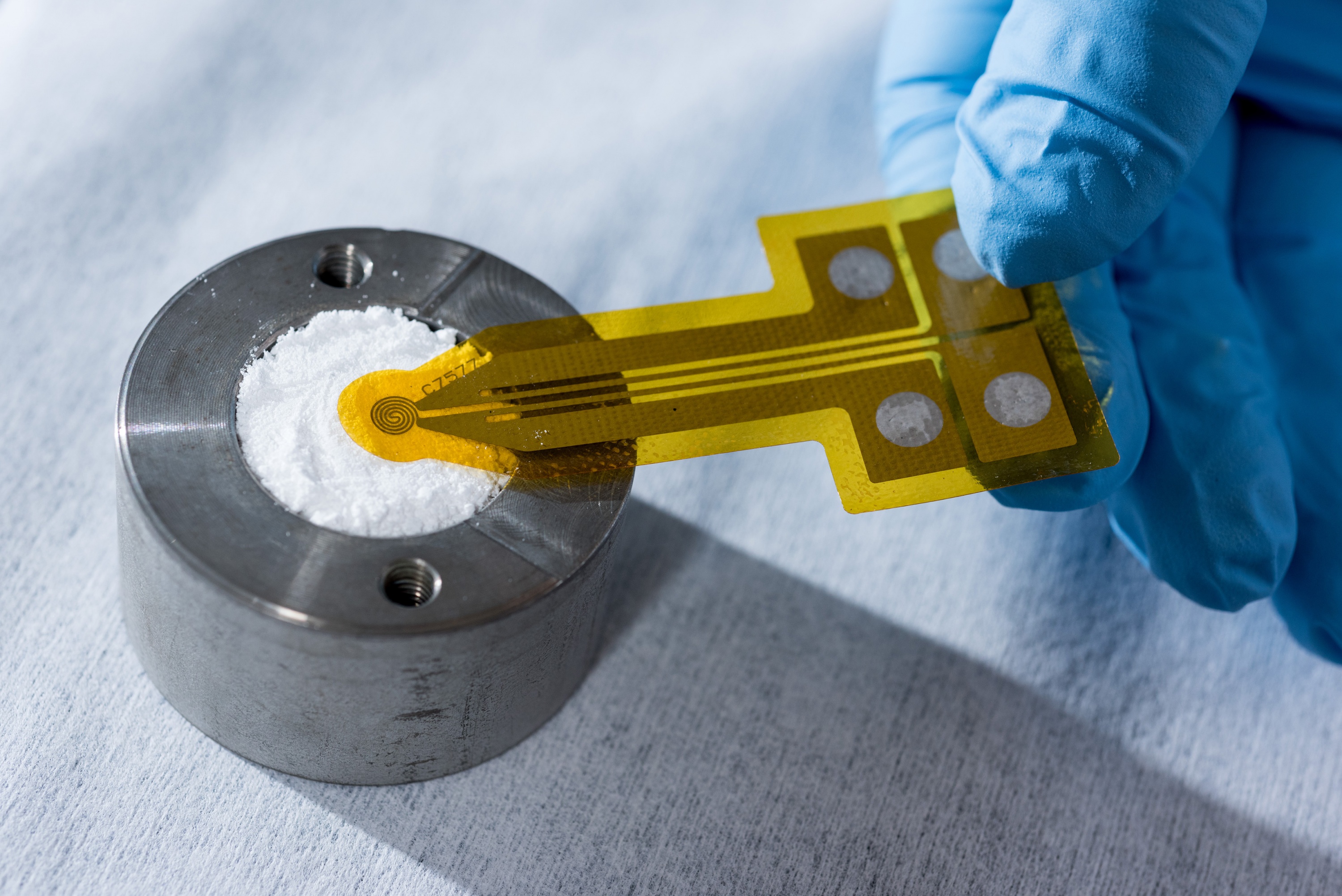 A thermal probe tests heat conductance in a sample of silicon dioxide nanoparticles. The material could potentially conduct heat at an efficiency higher than that of conventional materials. (Credit: Rob Felt, Georgia Tech)